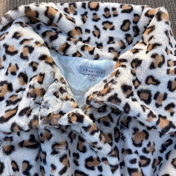 Faux fur leopard print jacket beige
Various sizes - Picture 4 of 5